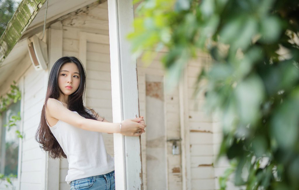 我来不及认真地年轻，待明白过来时，只能选择认真地老去。——三毛